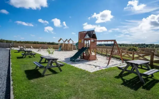 3-bed Lodge Sleeps 6 -hot tub -resort Access