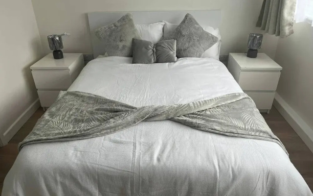 Cozy Cromwell Cottage in Croydon