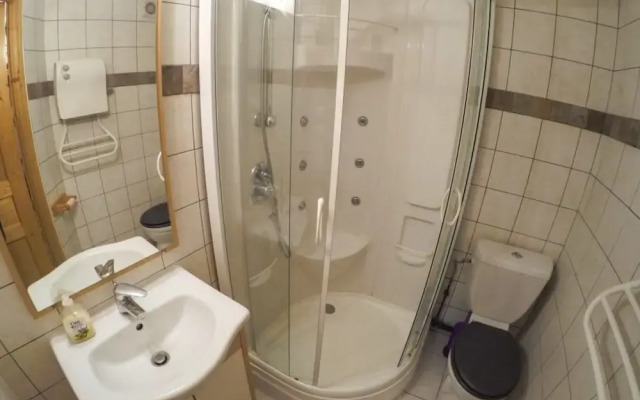 Brilliantly located spacious 4-Bedroom Chalet