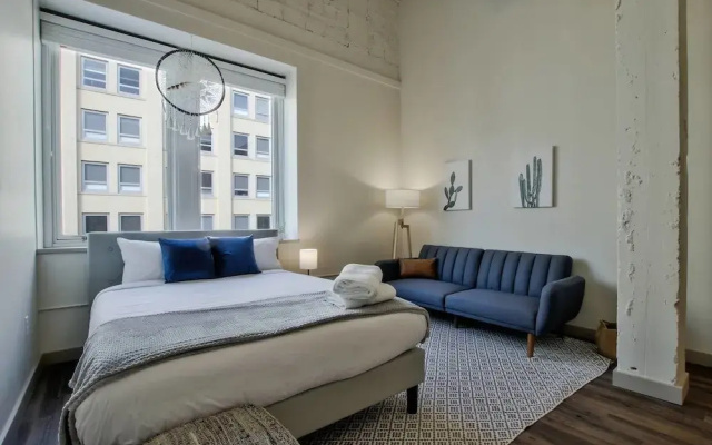 High End Old Town Loft + Pool + Clubhouse