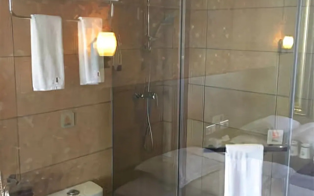 Yijia Baiyun Hotel
