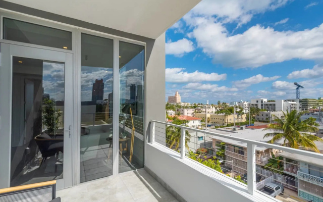 Luxury apt in South Beach