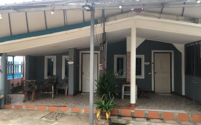 Отель Poopreaw Resort вид на фасад