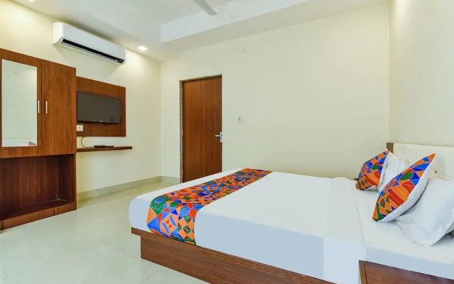 Fabhotel Diamond I