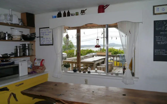 Tofino Travellers Guesthouse