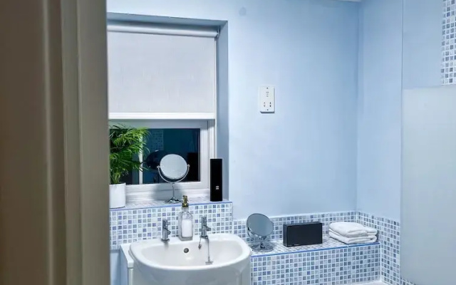 1-bed Apt, Sleeps 2, 20 min Walk to Centre