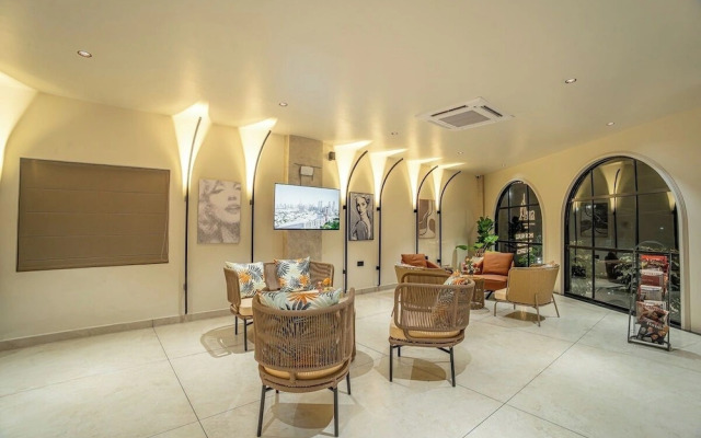 Aura Inn & Suites