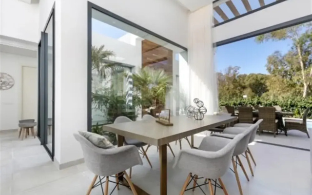 Stunning Detached Villa With Pool