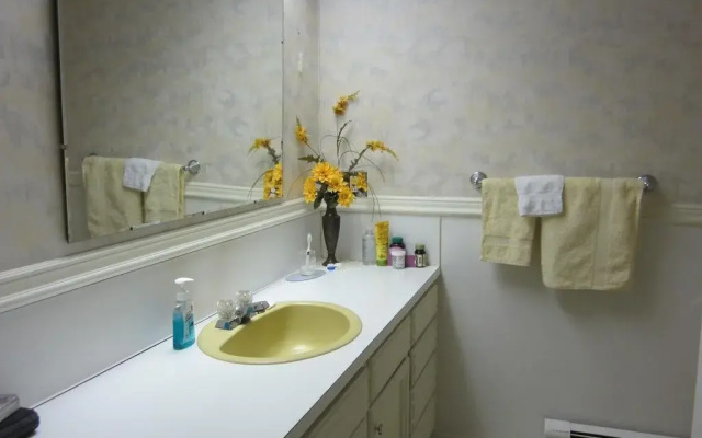 The Cozy Cubbyhole B&B