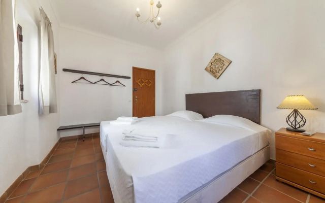 J - Bedroom 1 in Casa do Farol