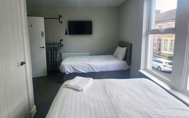 The Red Lounge Rooms Near Anfield