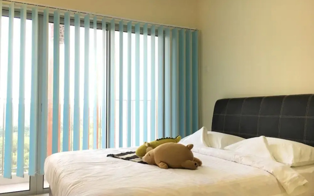 Suria Jelutong Cozy Studio by BeeStay