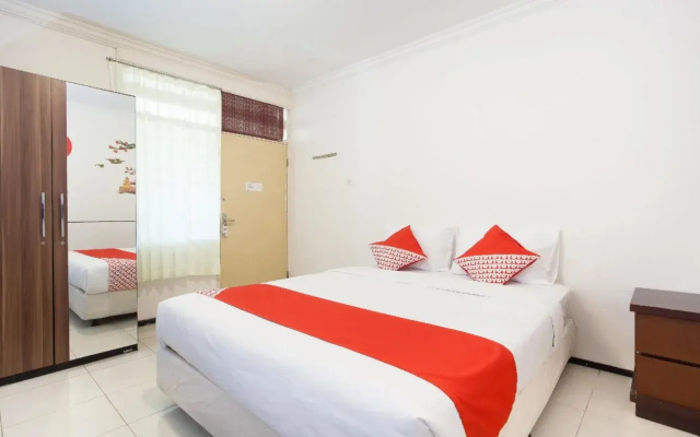 OYO 143 Dukuh Kupang Residence
