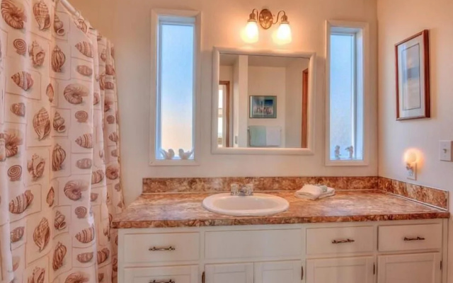 Ocean View and Clawfoot Tub - Charming Coastal Retreat
