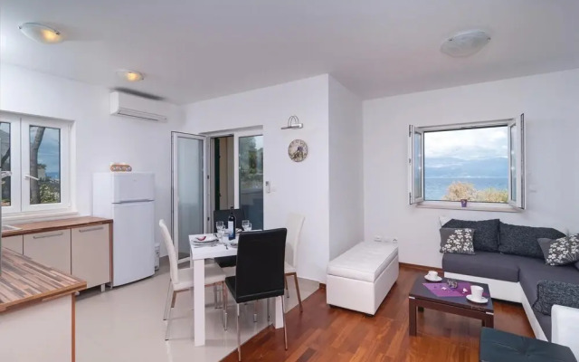 Beautiful Apartment in Sutivan With 2 Bedrooms and Wifi