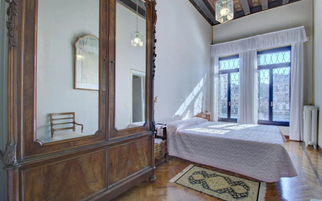 PANORAMIC 9 WINDOWS OVER GRANDCANAL, 3 bed, 2 bath