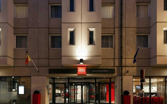 Отель ibis Brussels City Centre вид на фасад