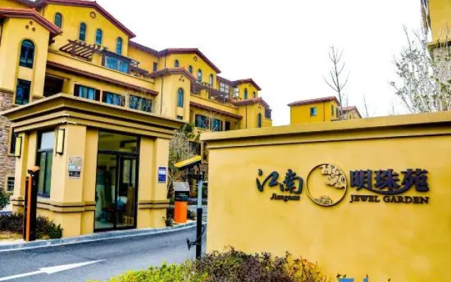 Manor Light Luxury Homestay