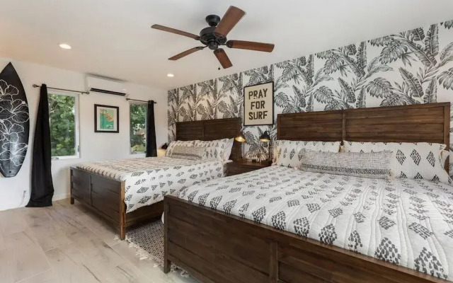Bond House 4 Bedroom Home by RedAwning
