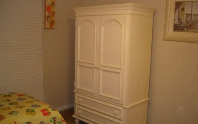 Colonnades 502