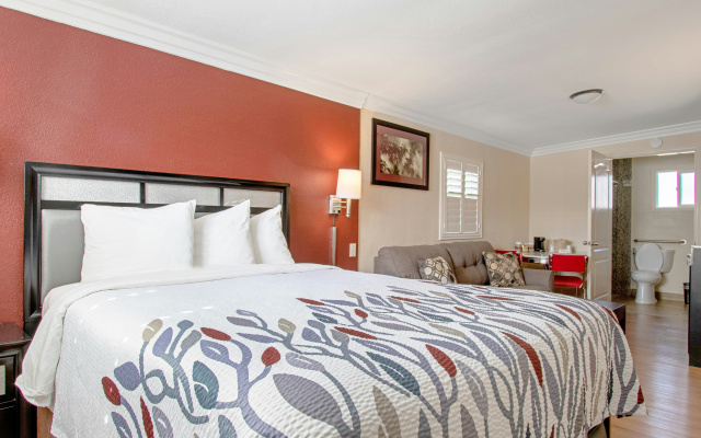 Red Roof Inn & Suites Monterey