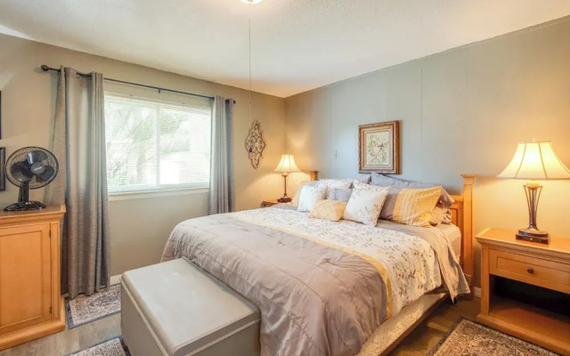 Pool Access & Lanai: Riverfront Welaka Condo!