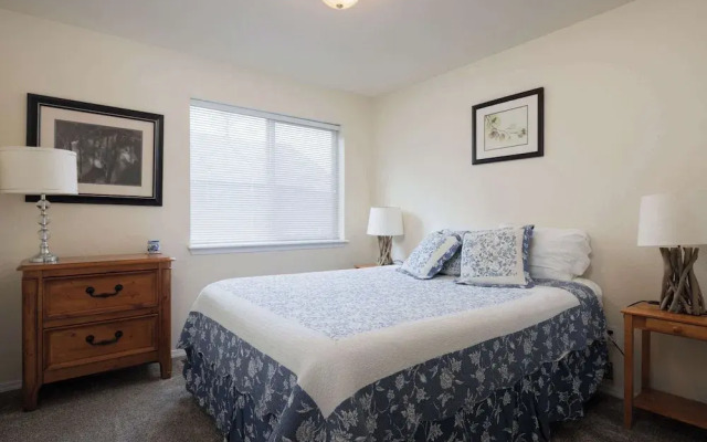 Rock Bluff Retreat - Home for 6!
