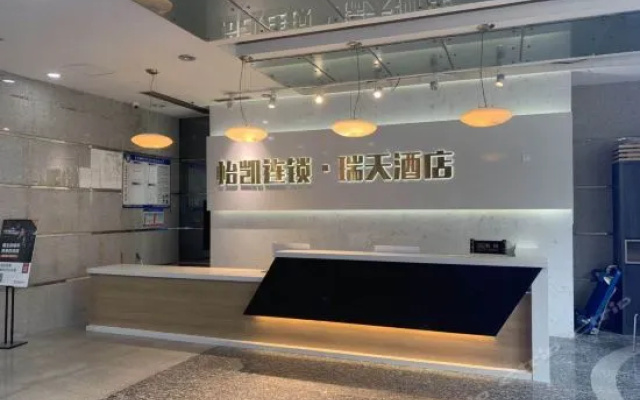 Ruitian Hotel (Chongqing Shiqiaopu Subway Station & Bainaohui Store)
