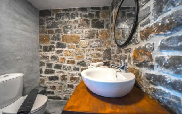 TerraZeus - Stone House Beachfront 3