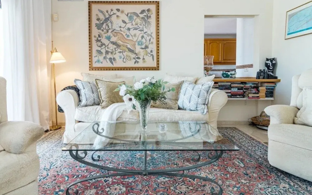 LAG - Spacious Townhouse With Private Jacuzzi