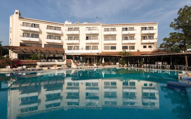 Отель Paphos Gardens Holiday Resort Кипр, Пафос - 1 отзыв об отеле, цены и фото номеров - забронировать отель Paphos Gardens Holiday Resort онлайн вид на фасад