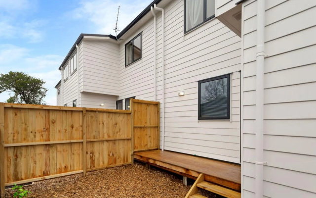 Cheerful Three Bedroom Townhouse with Parking