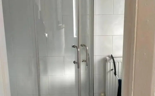 Spacious 3bed House in Walsall With Parking Onsite