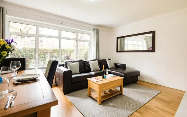 Bright and Spacious Philbeach Garden Apartment