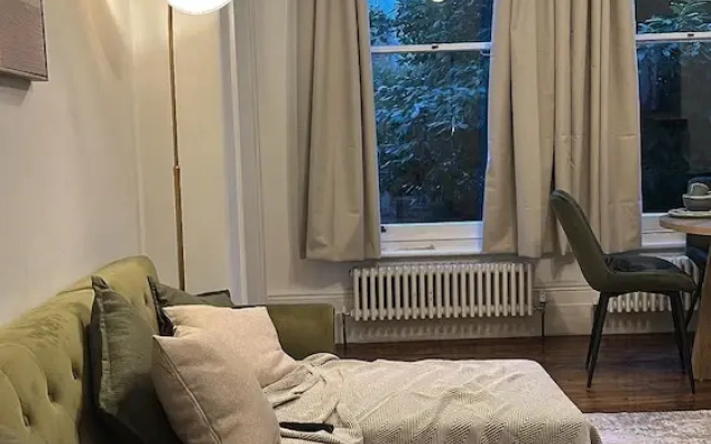 Cosy West Kensington Apartment - 3 Min to Tube