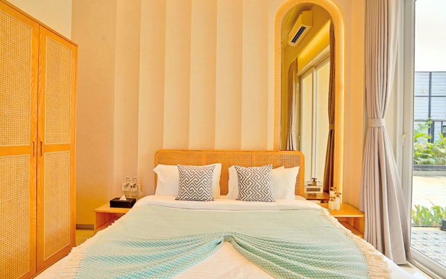 ELIVAAS Meraki Luxe 6BHK Glass Villa