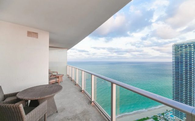 Luxury Condo wOcean Views close to Beach