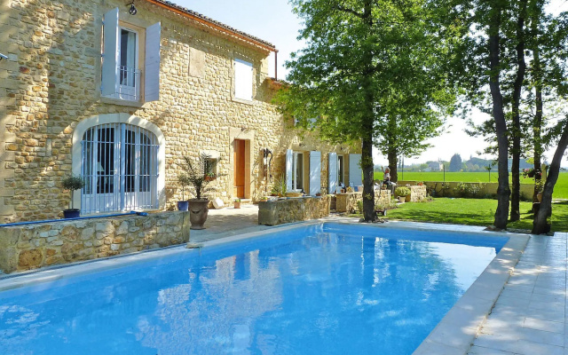 Apartment in Caderousse With Pool