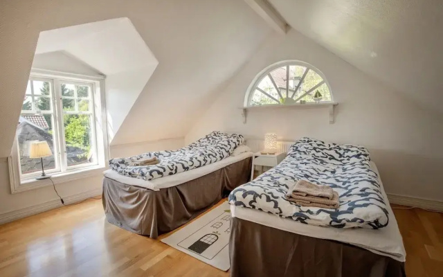 2 Bed House Sleeps 4 With Garden & Free Parking