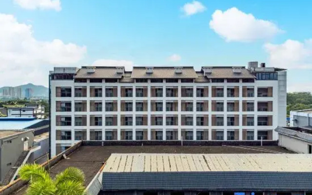 Qujia Hotel (Liaobu Xiangshi Park)