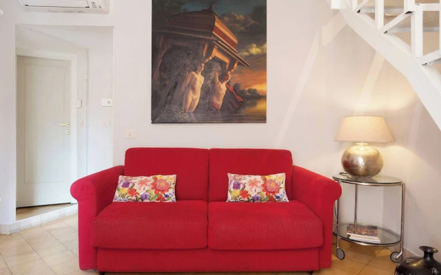 Renoir Small Loft on Giulia Street