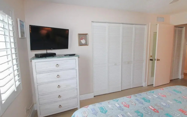 Colony Beach Club 105