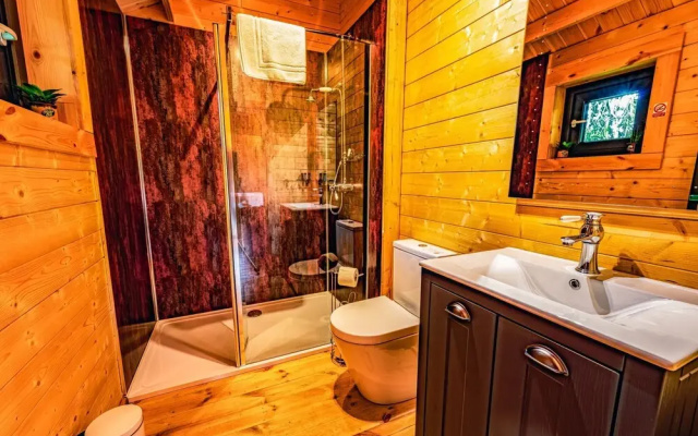 Owl Lodge With Hot Tub and Massage Treatments