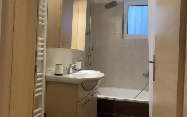 Elegant Glyfada Apartment-private Garden-Near METRO
