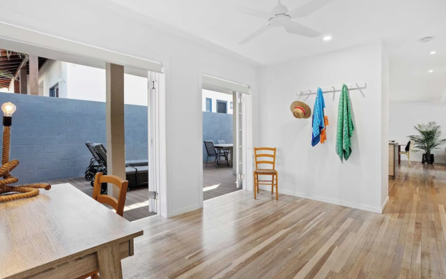 Thirty-Nine Albatross (Apartment 1)
