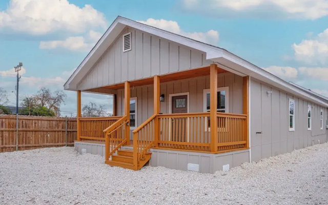 Your Inner-city Sanctuary: 3br/2ba Near Riverwalk