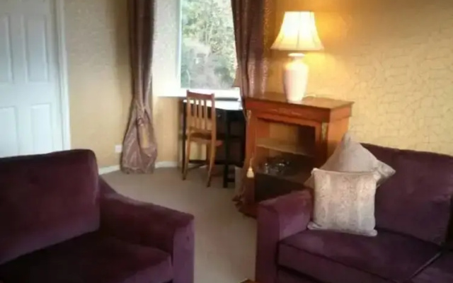 Flat - Sleeps 4 - Parking - Close to Airport