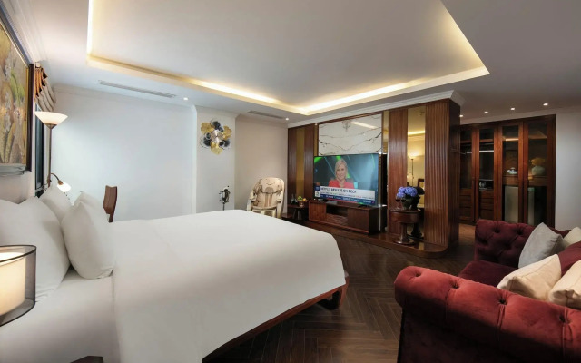 May de Ville Crown Hotel