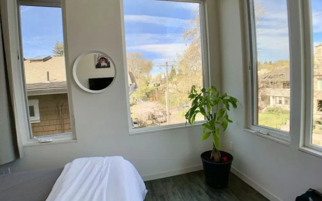 Lofty Studio Prime Cap Hill Area Mins to Downtown