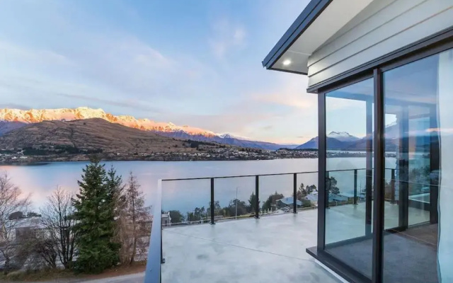 Luxury Retreat at 5 on The Hill